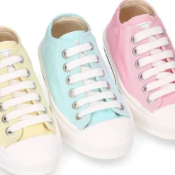 Zapatilla niños CASUAL con puntera y cordones en colores pasteles.