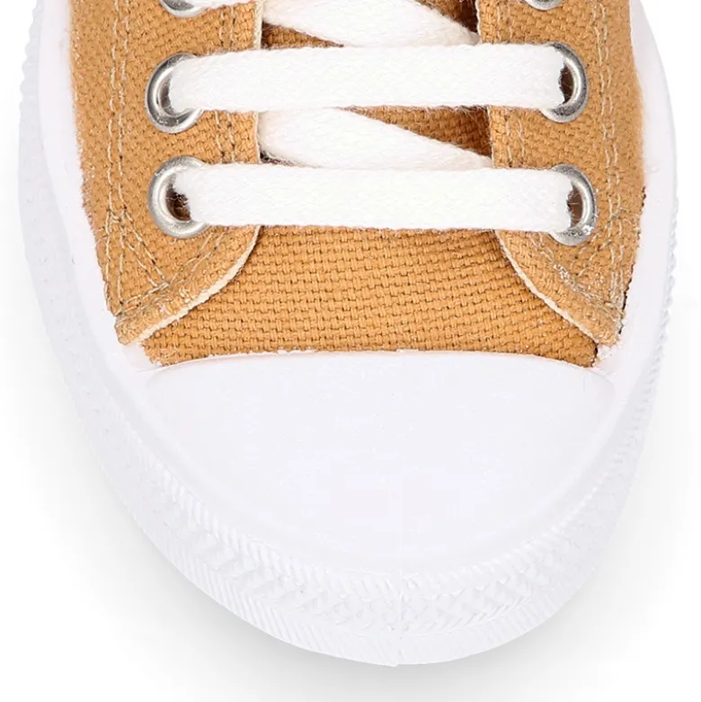 Zapatilla niños CASUAL OKAA con puntera y cordones en color CUERO.