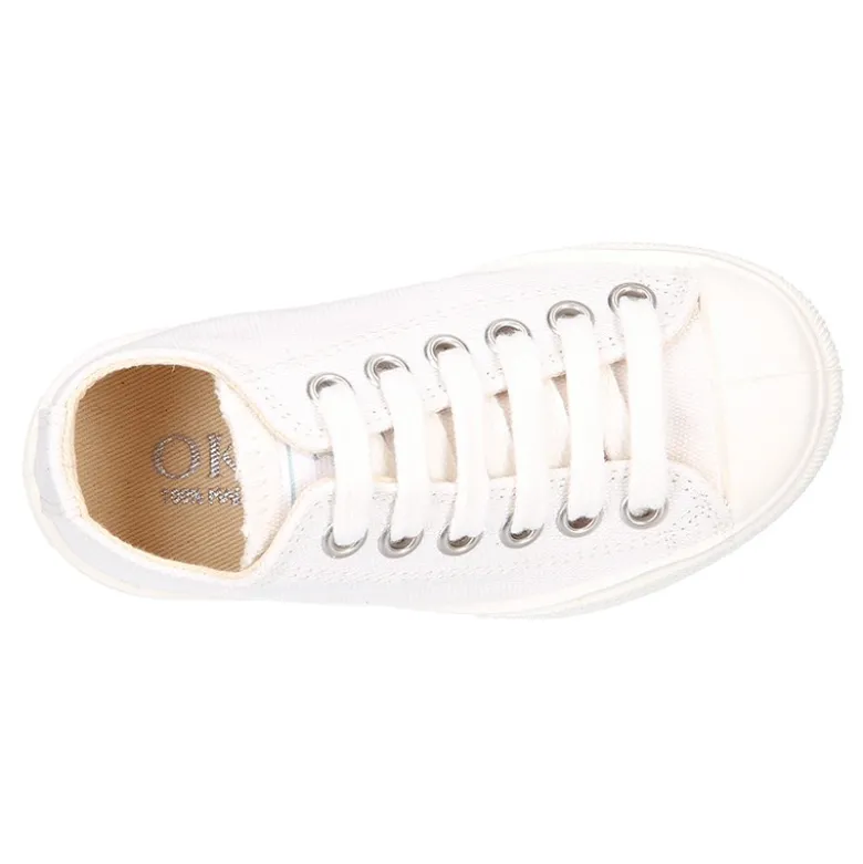 Zapatilla niños CASUAL OKAA con puntera y cordones en color blanco.