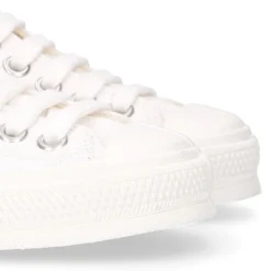 Zapatilla niños CASUAL OKAA con puntera y cordones en color blanco.