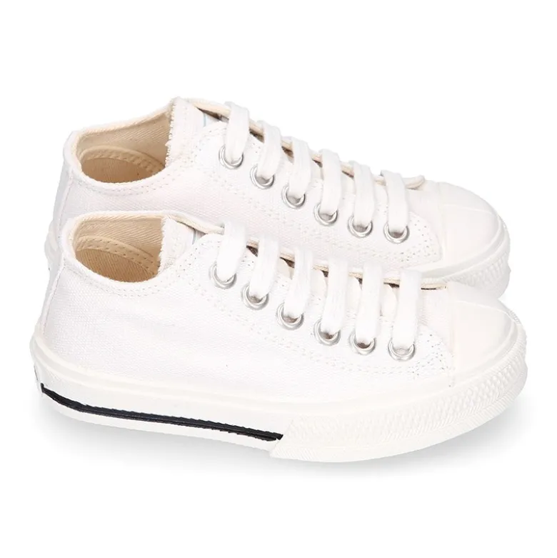 Zapatilla niños CASUAL OKAA con puntera y cordones en color blanco.