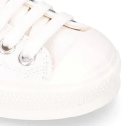 Zapatilla niños CASUAL OKAA con puntera y cordones en color blanco.