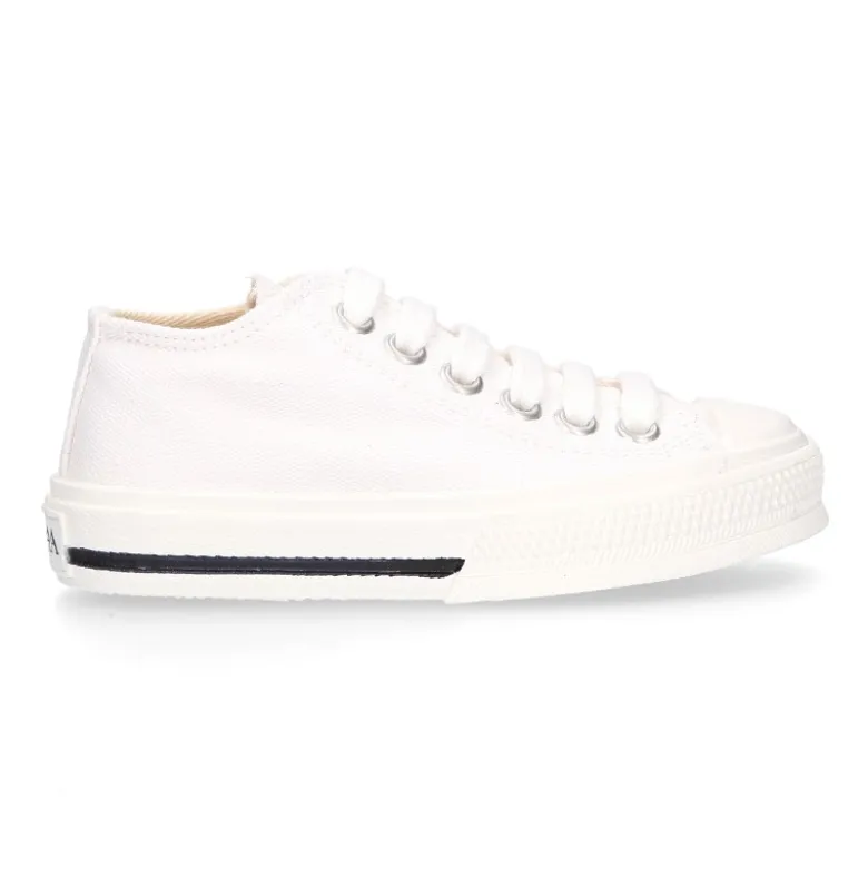 Zapatilla niños CASUAL OKAA con puntera y cordones en color blanco.