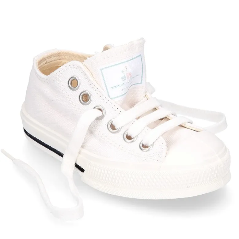 Zapatilla niños CASUAL OKAA con puntera y cordones en color blanco.