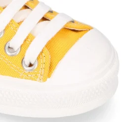 Zapatilla niños CASUAL OKAA con puntera y cordones en colores de moda.