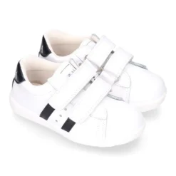 Zapatilla niños colegial OKAA sin cordones, rayas laterales y puntera reforzada en piel lavable.