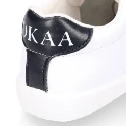 Zapatilla niños colegial OKAA sin cordones, rayas laterales y puntera reforzada en piel lavable.