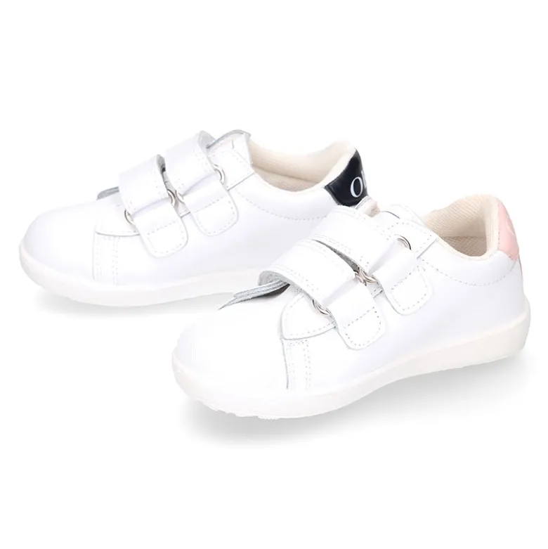 Zapatilla niños colegial OKAA sin cordones, rayas laterales y puntera reforzada en piel lavable.