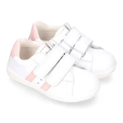 Zapatilla niños colegial OKAA sin cordones, rayas laterales y puntera reforzada en piel lavable.