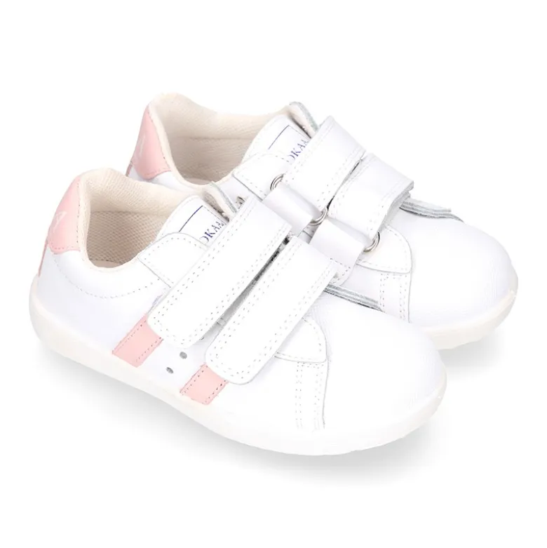 Zapatilla niños colegial OKAA sin cordones, rayas laterales y puntera reforzada en piel lavable.