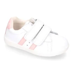 Zapatilla niños colegial OKAA sin cordones, rayas laterales y puntera reforzada en piel lavable.