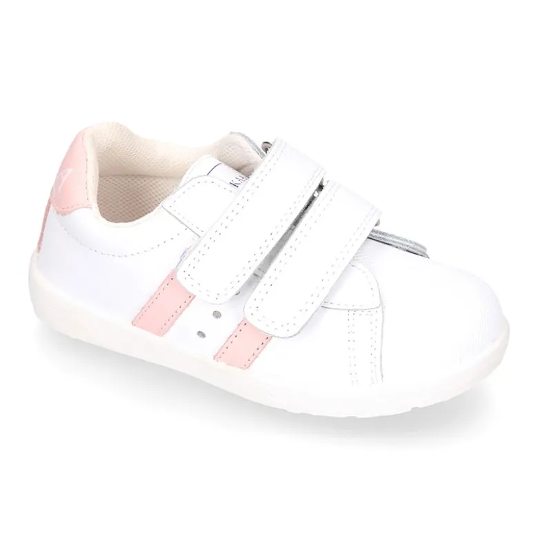 Zapatilla niños colegial OKAA sin cordones, rayas laterales y puntera reforzada en piel lavable.