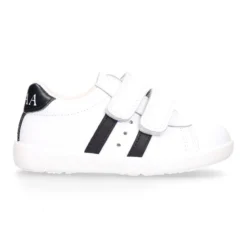 Zapatilla niños colegial OKAA sin cordones, rayas laterales y puntera reforzada en piel lavable.