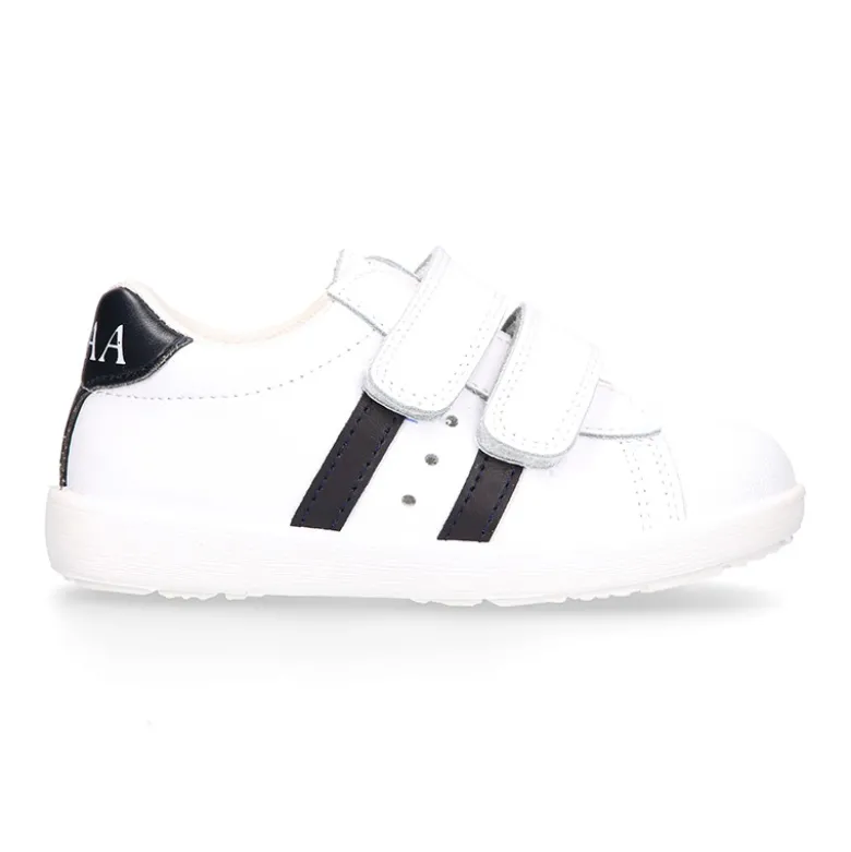Zapatilla niños colegial OKAA sin cordones, rayas laterales y puntera reforzada en piel lavable.