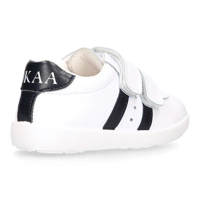 Zapatilla niños colegial OKAA sin cordones, rayas laterales y puntera reforzada en piel lavable.