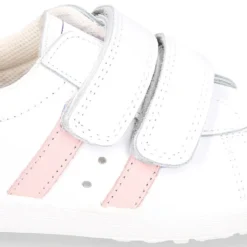 Zapatilla niños colegial OKAA sin cordones, rayas laterales y puntera reforzada en piel lavable.