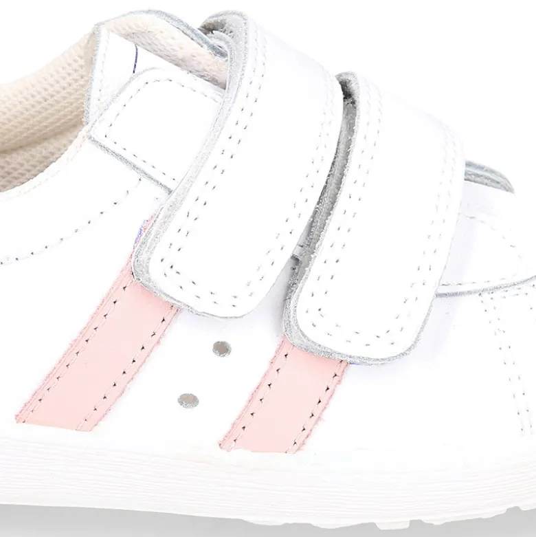 Zapatilla niños colegial OKAA sin cordones, rayas laterales y puntera reforzada en piel lavable.