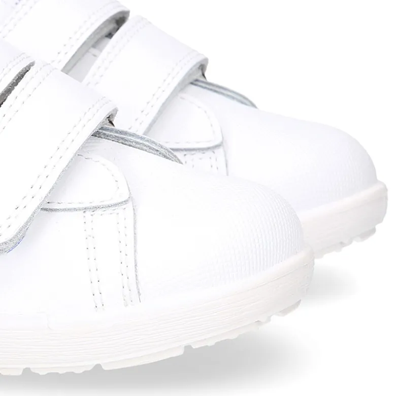 Zapatilla niños colegial OKAA sin cordones, rayas laterales y puntera reforzada en piel lavable.