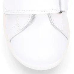 Zapatilla niños colegial OKAA sin cordones, rayas laterales y puntera reforzada en piel lavable.