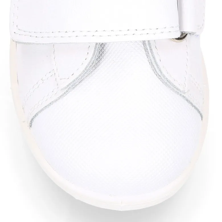 Zapatilla niños colegial OKAA sin cordones, rayas laterales y puntera reforzada en piel lavable.