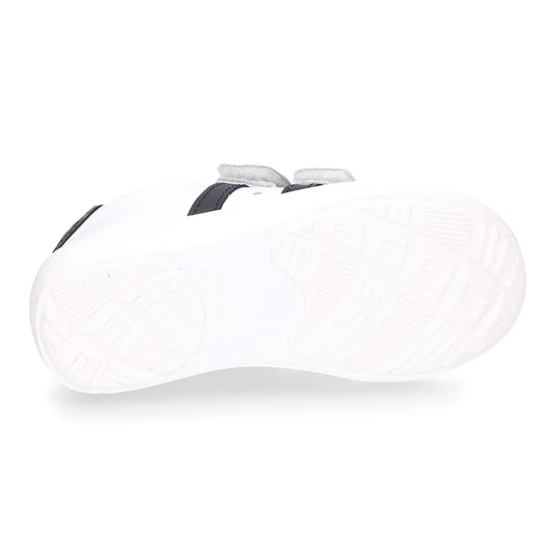 Zapatilla niños colegial OKAA sin cordones, rayas laterales y puntera reforzada en piel lavable.