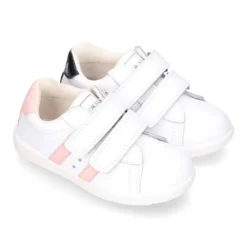 Zapatilla niños colegial OKAA sin cordones, rayas laterales y puntera reforzada en piel lavable.