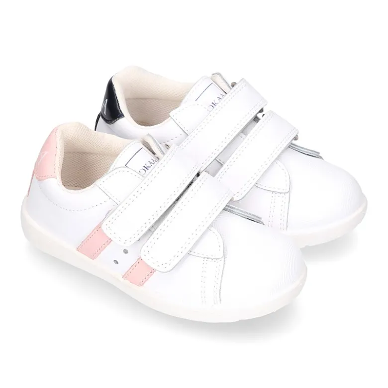 Zapatilla niños colegial OKAA sin cordones, rayas laterales y puntera reforzada en piel lavable.