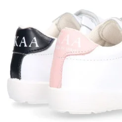 Zapatilla niños colegial OKAA sin cordones, rayas laterales y puntera reforzada en piel lavable.