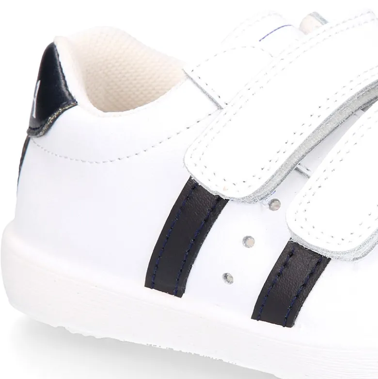 Zapatilla niños colegial OKAA sin cordones, rayas laterales y puntera reforzada en piel lavable.