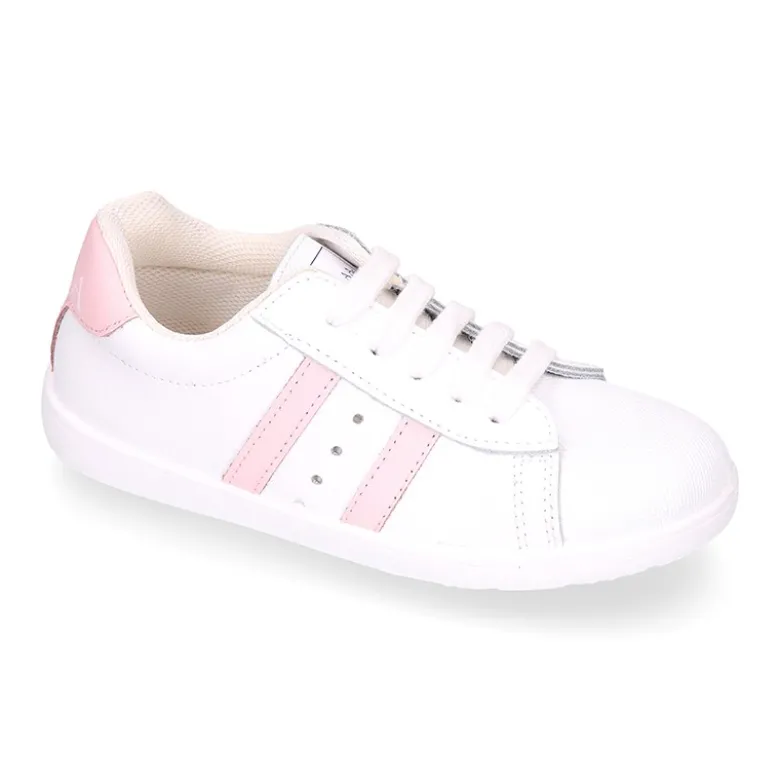 Zapatilla niños colegial OKAA con cordones, rayas laterales y puntera reforzada en piel lavable.