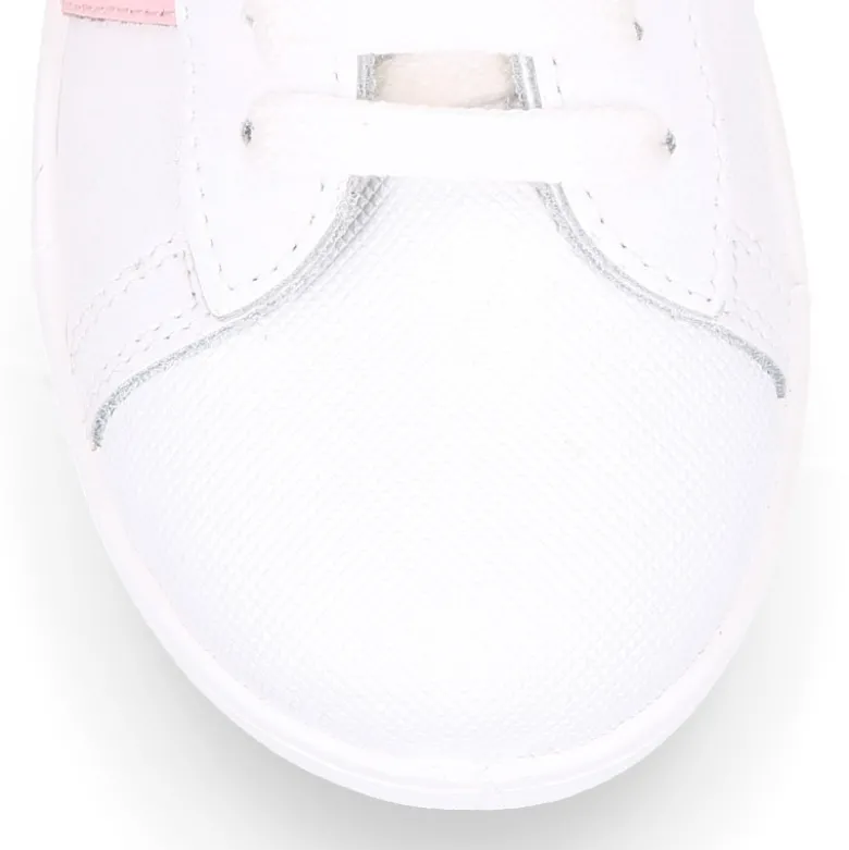 Zapatilla niños colegial OKAA con cordones, rayas laterales y puntera reforzada en piel lavable.