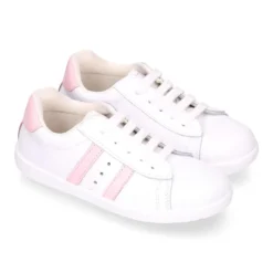 Zapatilla niños colegial OKAA con cordones, rayas laterales y puntera reforzada en piel lavable.