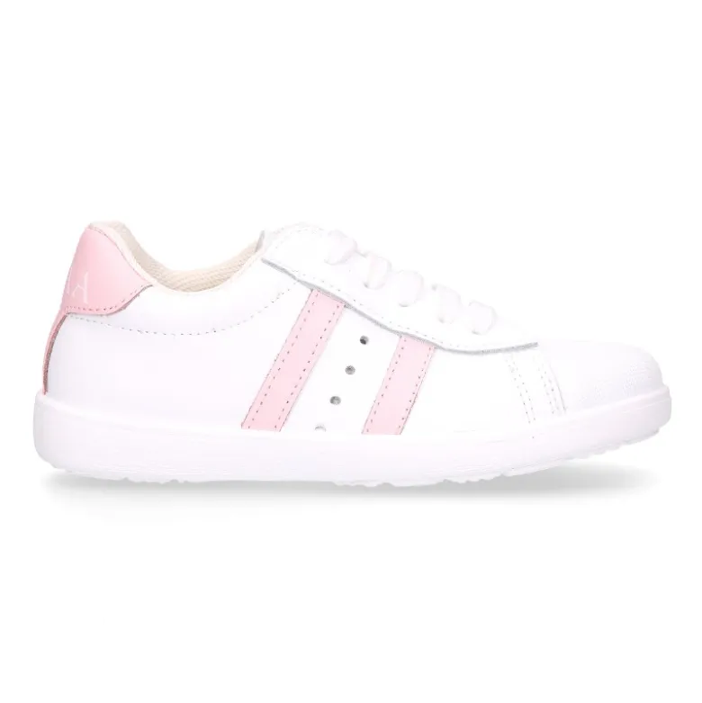 Zapatilla niños colegial OKAA con cordones, rayas laterales y puntera reforzada en piel lavable.
