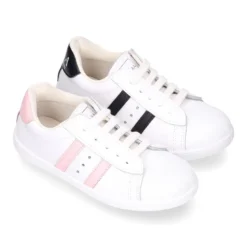 Zapatilla niños colegial OKAA con cordones, rayas laterales y puntera reforzada en piel lavable.