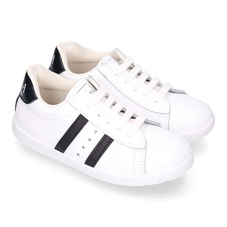 Zapatilla niños colegial OKAA con cordones, rayas laterales y puntera reforzada en piel lavable.