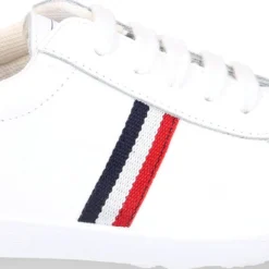 Zapatilla niños colegial OKAA con cordones y diseño con bandera en piel lavable.