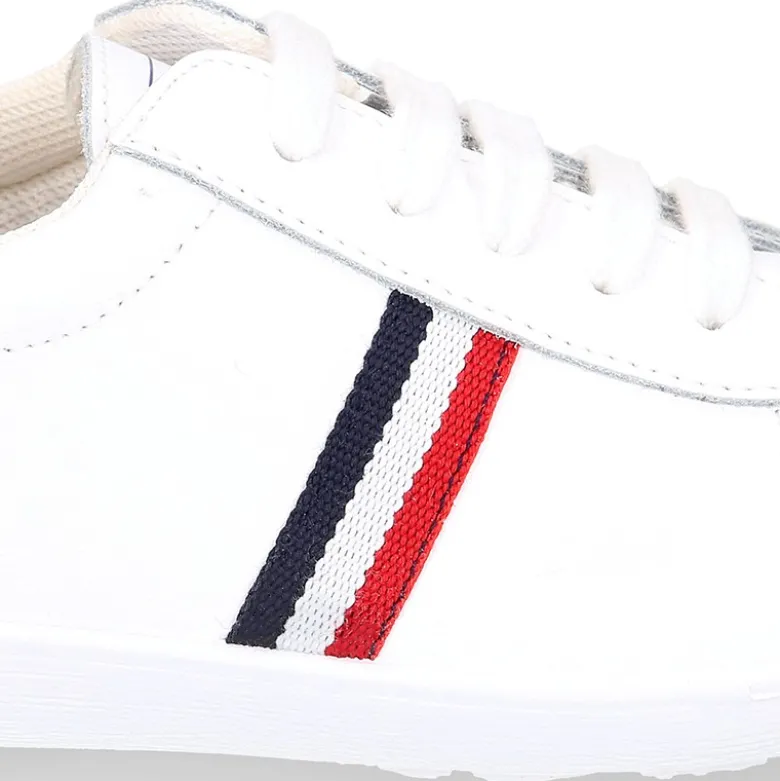 Zapatilla niños colegial OKAA con cordones y diseño con bandera en piel lavable.