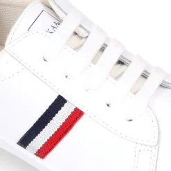 Zapatilla niños colegial OKAA con cordones y diseño con bandera en piel lavable.