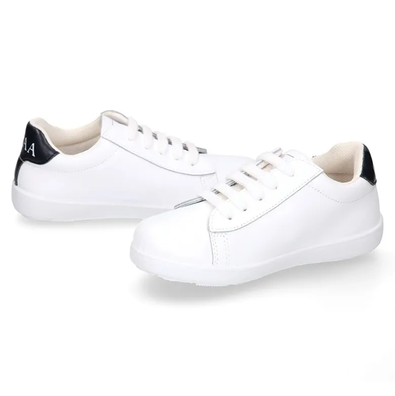 Zapatilla niños colegial OKAA con cordones y diseño con bandera en piel lavable.