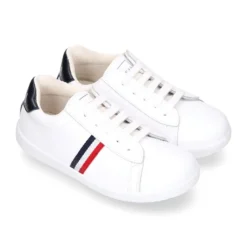 Zapatilla niños colegial OKAA con cordones y diseño con bandera en piel lavable.