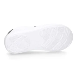 Zapatilla niños colegial OKAA con cordones y diseño con bandera en piel lavable.