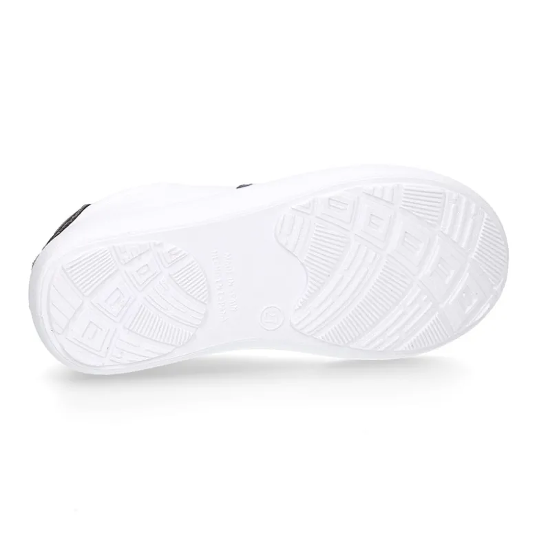 Zapatilla niños colegial OKAA con cordones y diseño con bandera en piel lavable.