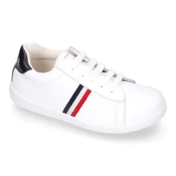 Zapatilla niños colegial OKAA con cordones y diseño con bandera en piel lavable.