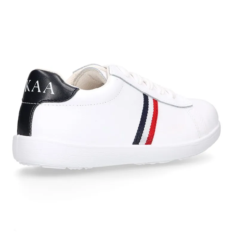 Zapatilla niños colegial OKAA con cordones y diseño con bandera en piel lavable.