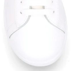 Zapatilla niños colegial OKAA con cordones y diseño con bandera en piel lavable.