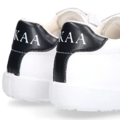 Zapatilla niños colegial OKAA con cordones y diseño con bandera en piel lavable.