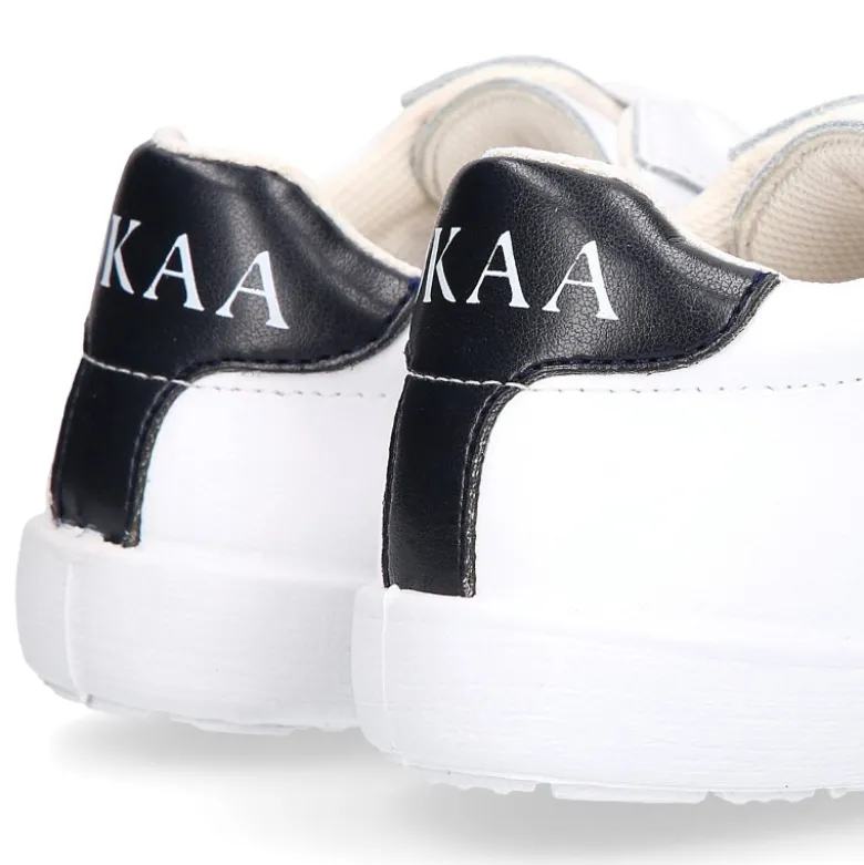 Zapatilla niños colegial OKAA con cordones y diseño con bandera en piel lavable.