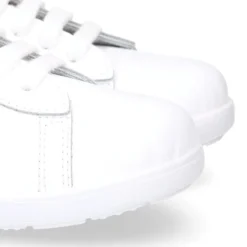 Zapatilla niños colegial OKAA con cordones y diseño con bandera en piel lavable.