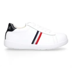 Zapatilla niños colegial OKAA con cordones y diseño con bandera en piel lavable.