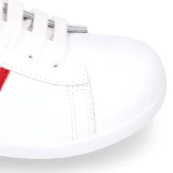 Zapatilla niños colegial OKAA con cordones y diseño con bandera en piel lavable.